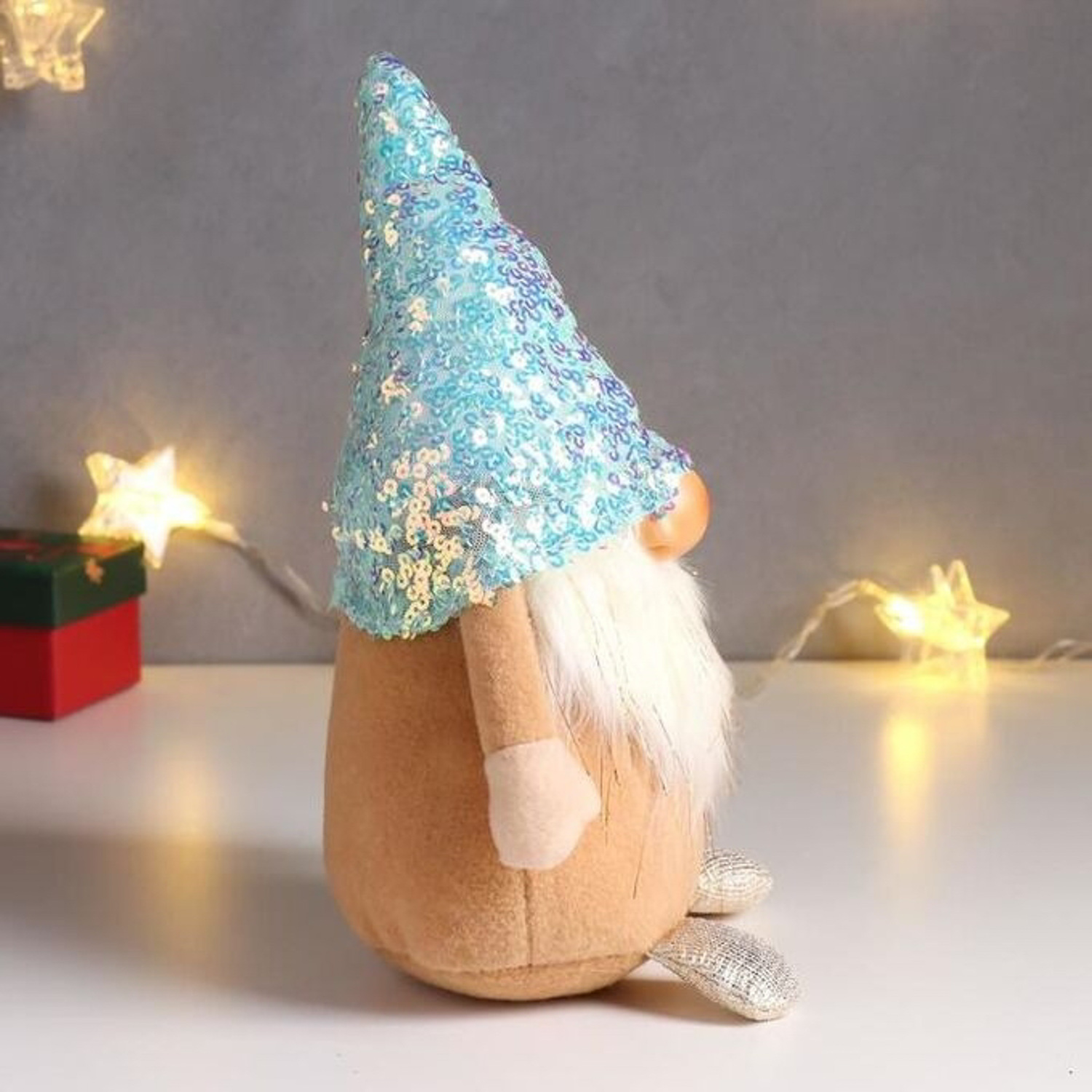 яяяКукла интерьерная "Дед Мороз в бело-перламутровом колпаке с пайетками" 33х14х17 см   6260136