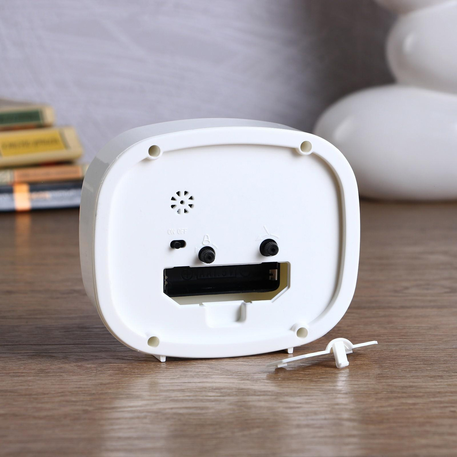 Будильник "Классика", 12.5х10.5х3.8 см, белый, дискретный ход 4923116